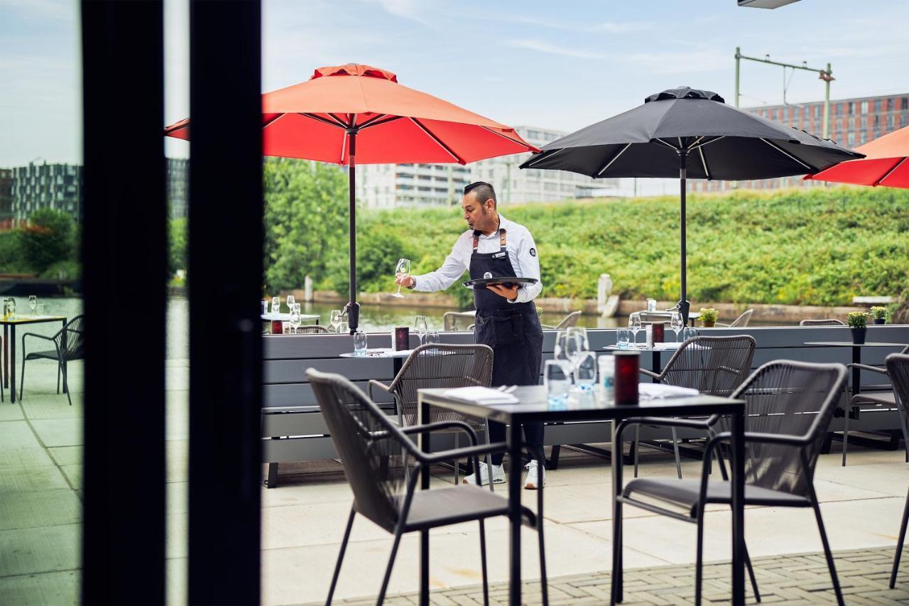 Inntel Hotels Amsterdam Landmark Dış mekan fotoğraf A waiter serving wine at a restaurant