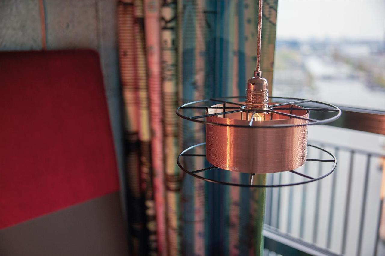 Inntel Hotels Amsterdam Landmark Dış mekan fotoğraf "The lamp is a work of art"